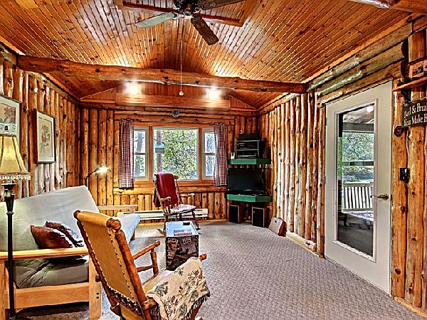 Marsh Hollow, Pinewood Cabin (photo #3)