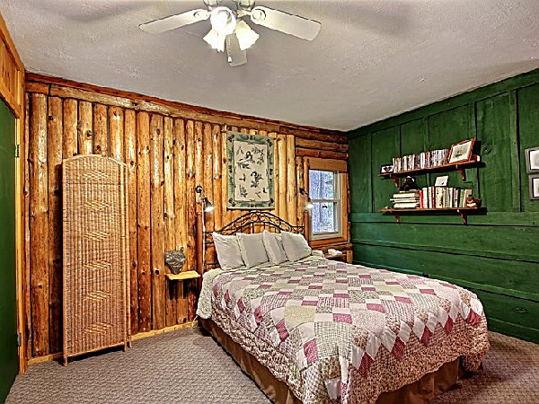 Marsh Hollow, Pinewood Cabin (photo #4)